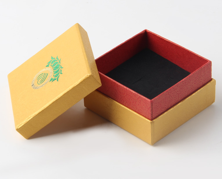 代表化妝品盒子廠家的老師傅，仔細(xì)比對(duì)3個(gè)小時(shí)，只為品質(zhì)