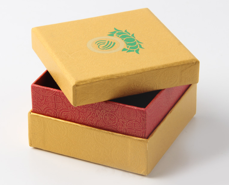 代表化妝品盒子廠家的老師傅，仔細(xì)比對(duì)3個(gè)小時(shí)，只為品質(zhì)
