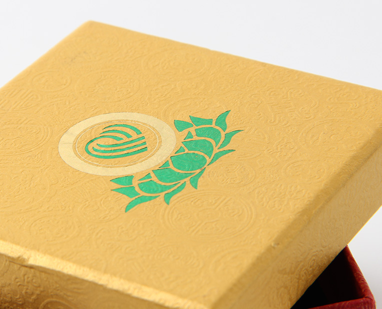 代表化妝品盒子廠家的老師傅，仔細(xì)比對(duì)3個(gè)小時(shí)，只為品質(zhì)